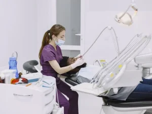 فحص أسنان شامل على يد خبراء معتمدين. تبدأ صحة الأسنان بالعناية المنتظمة والاحترافية.